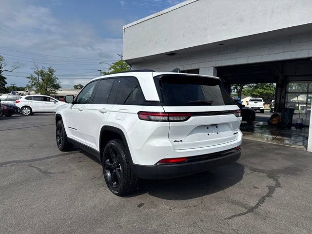 Used 2023 Jeep Grand Cherokee Limited w/ Black Appearance Package AWD/4WD image 4