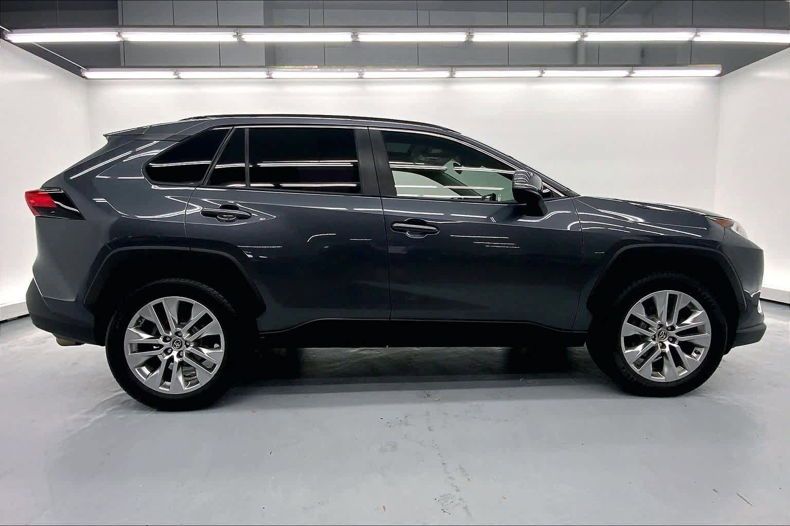 Used 2019 Toyota RAV4 XLE Premium FWD image 5