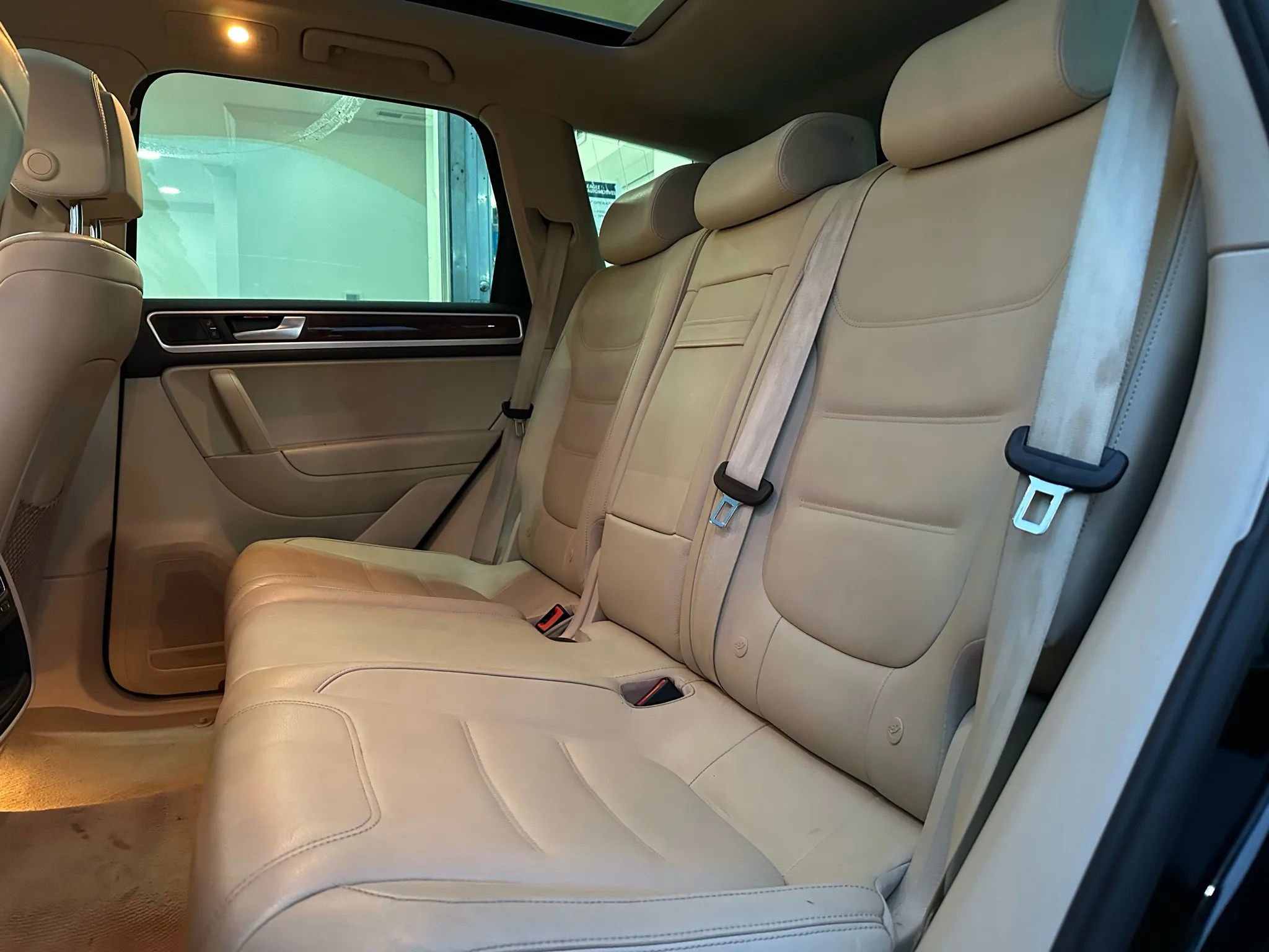 Used 2012 Volkswagen Touareg TDI image 12