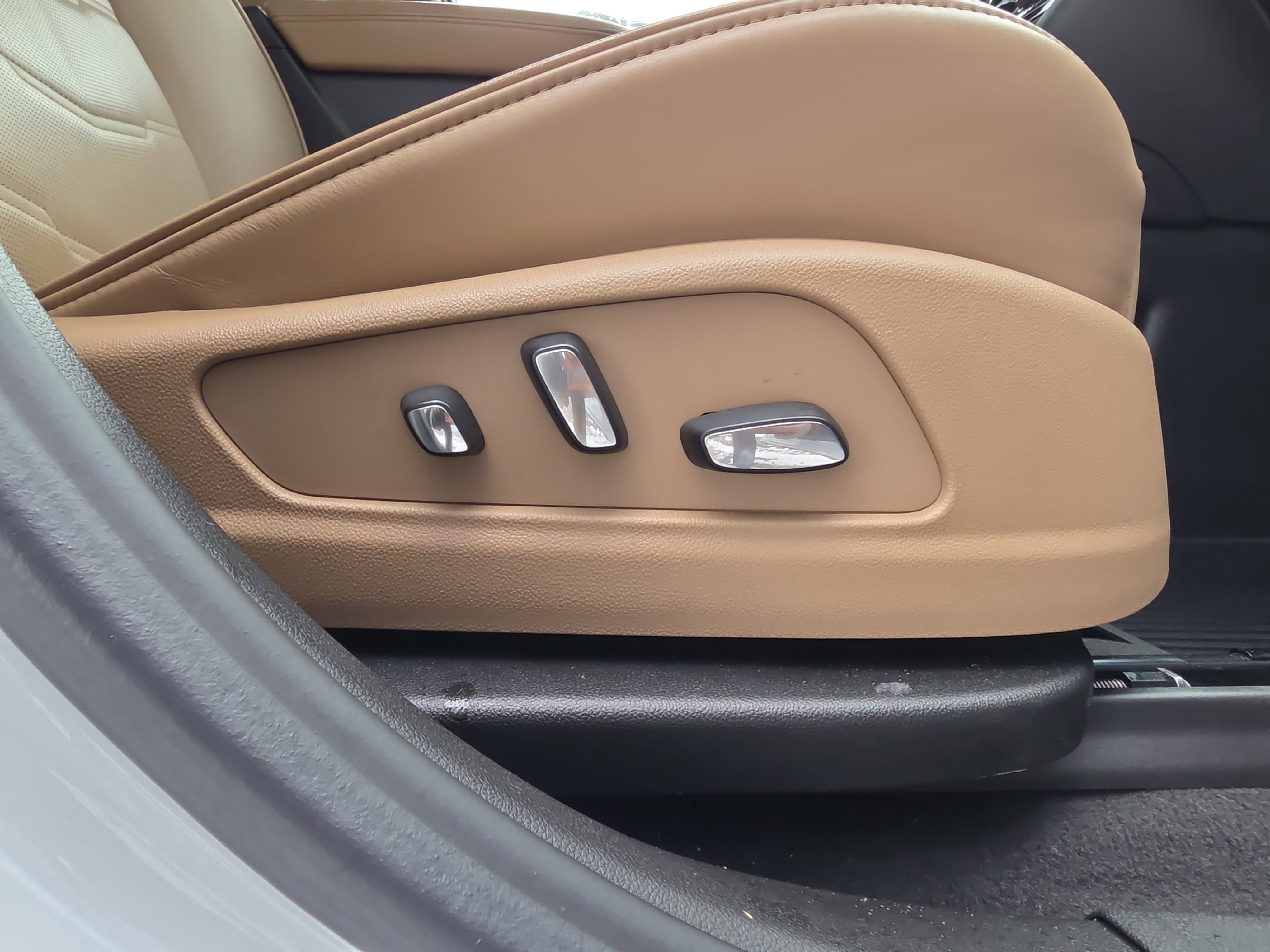 Used 2025 Cadillac XT6 Sport w/ Platinum Package image 33