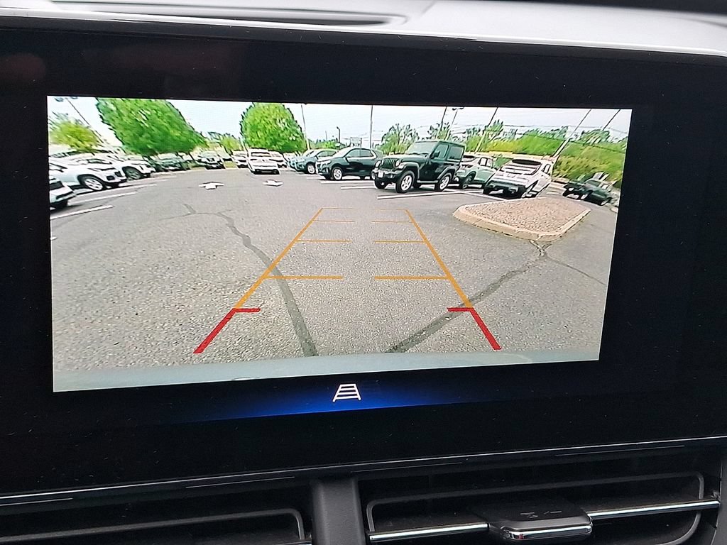 Used 2025 Chevrolet Trax LT FWD image 4