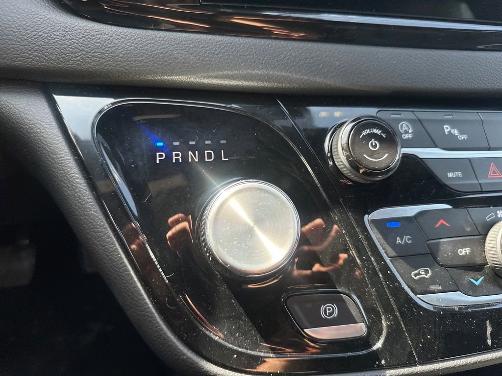 Used 2025 Chrysler Pacifica Select image 42