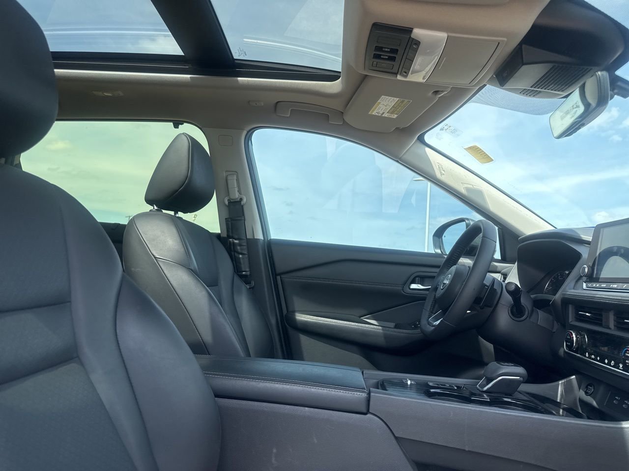 Used 2024 Nissan Rogue SV w/ SV Premium Package image 27