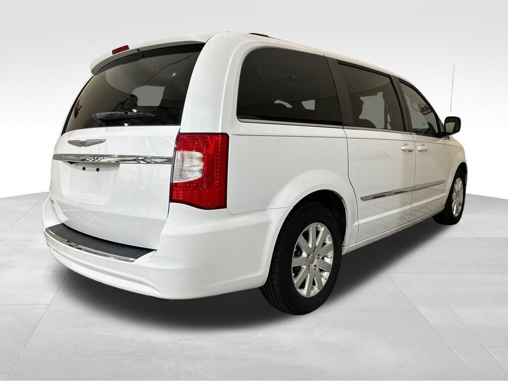 Used 2014 Chrysler Town & Country Touring FWD image 5