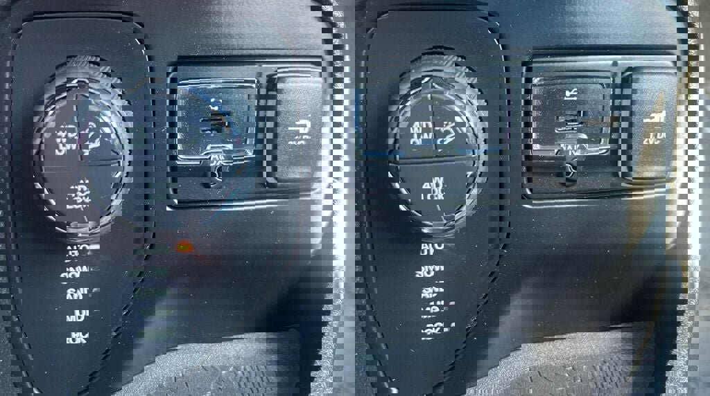 Used 2015 Jeep Renegade Trailhawk w/ Cold Weather Group image 19