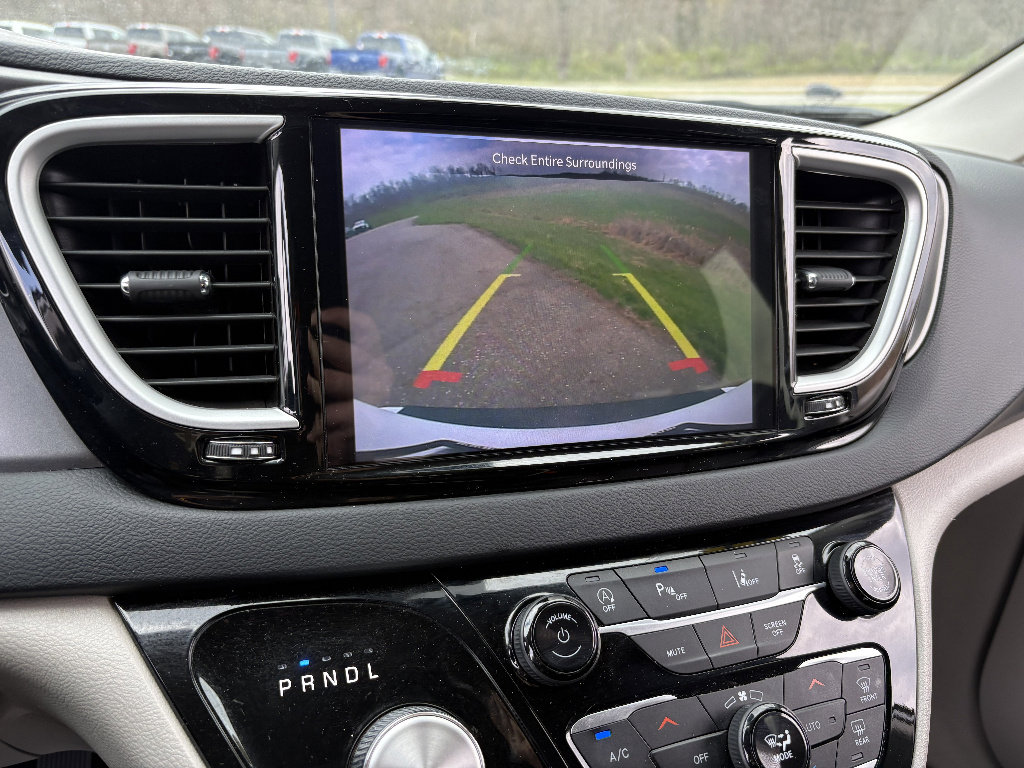 Used 2024 Chrysler Pacifica Touring-L image 38