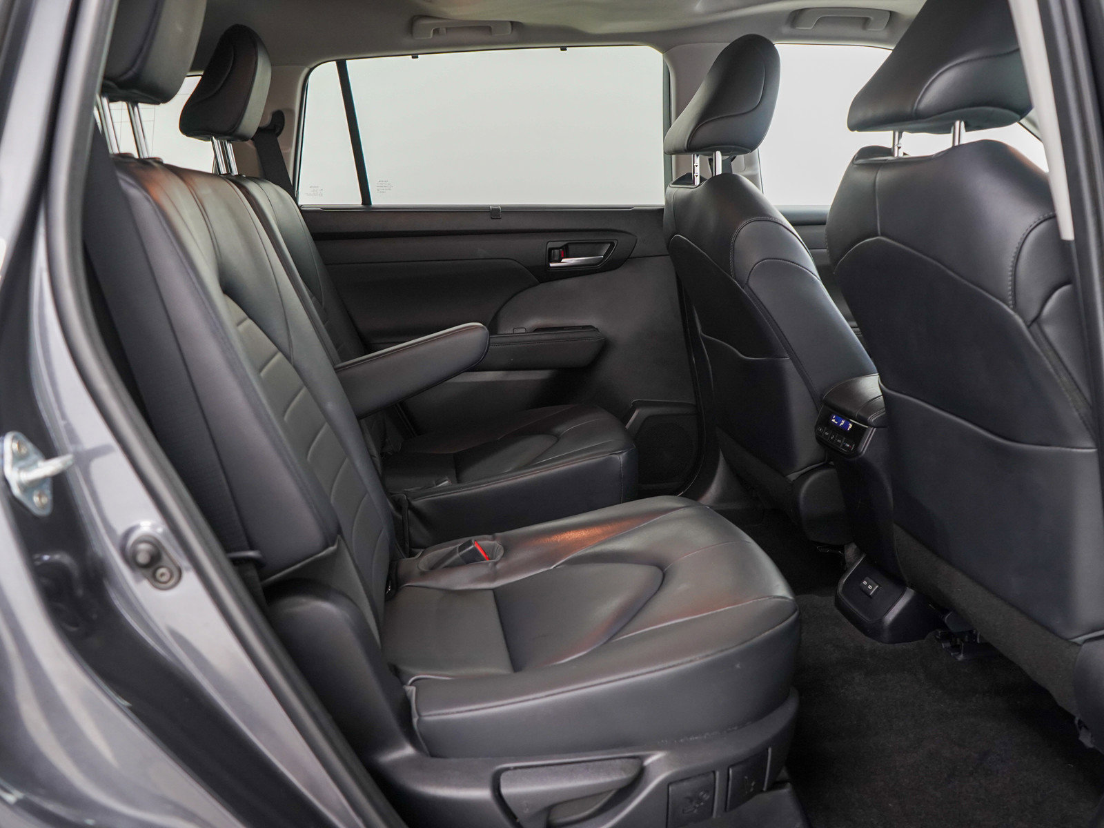 Used 2023 Toyota Highlander XLE image 14