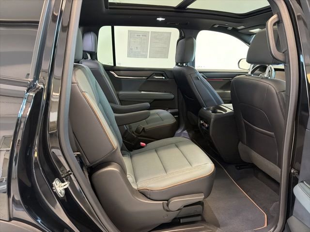 Used 2025 GMC Acadia AT4 w/ Luxury Package AWD/4WD image 45