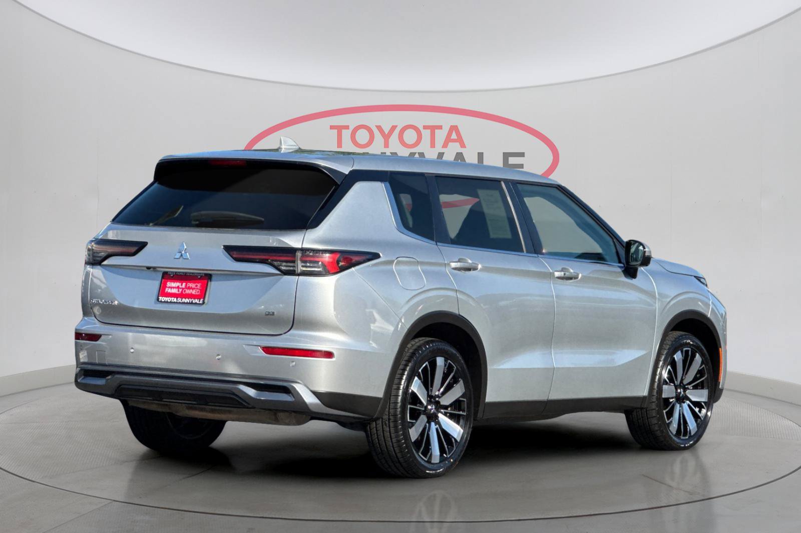 Used 2025 Mitsubishi Outlander SE FWD image 3