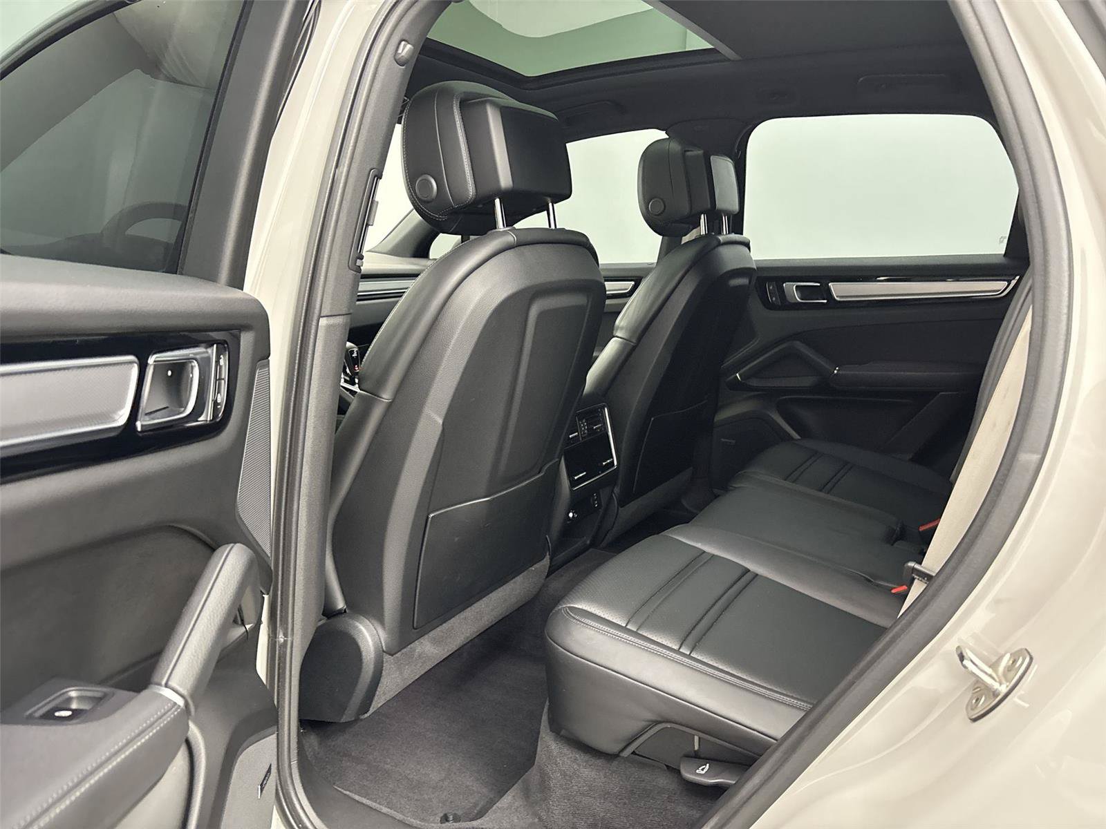 Used 2022 Porsche Cayenne Platinum Edition w/ Premium Package Plus AWD/4WD image 29