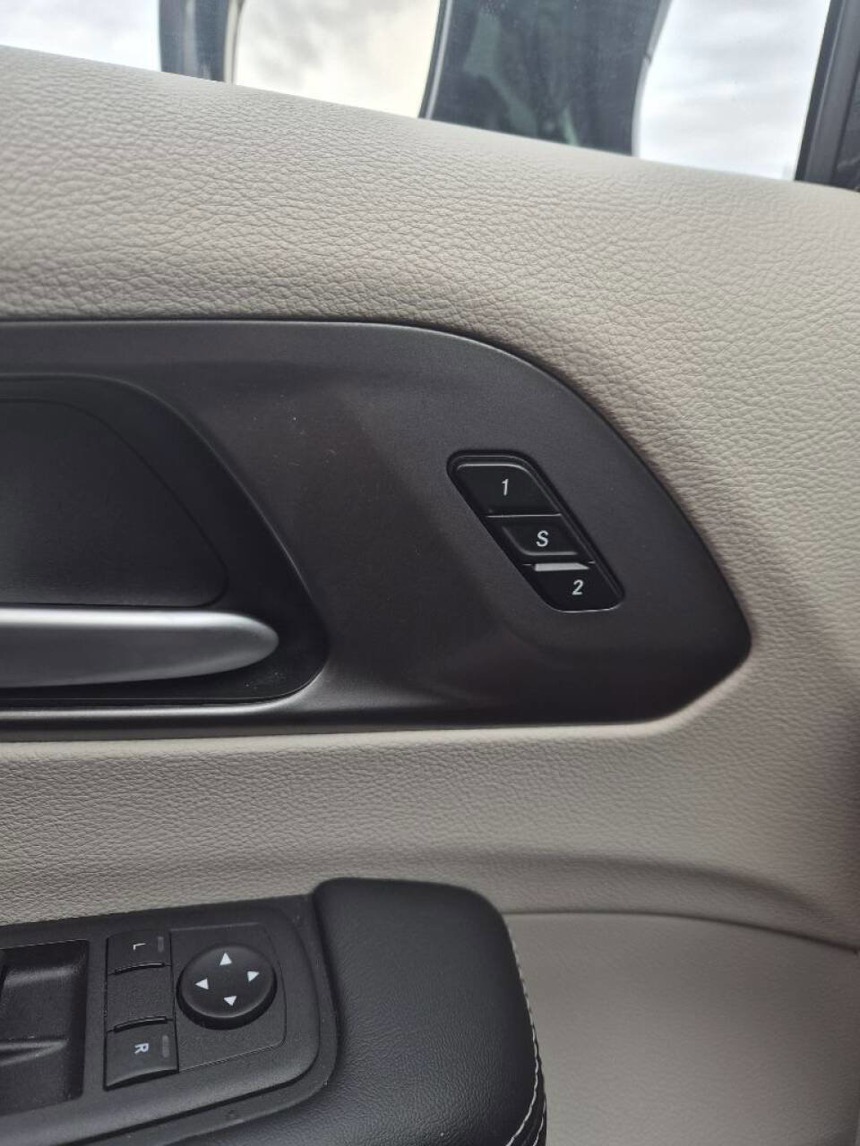 Used 2024 Chrysler Pacifica Limited FWD image 10