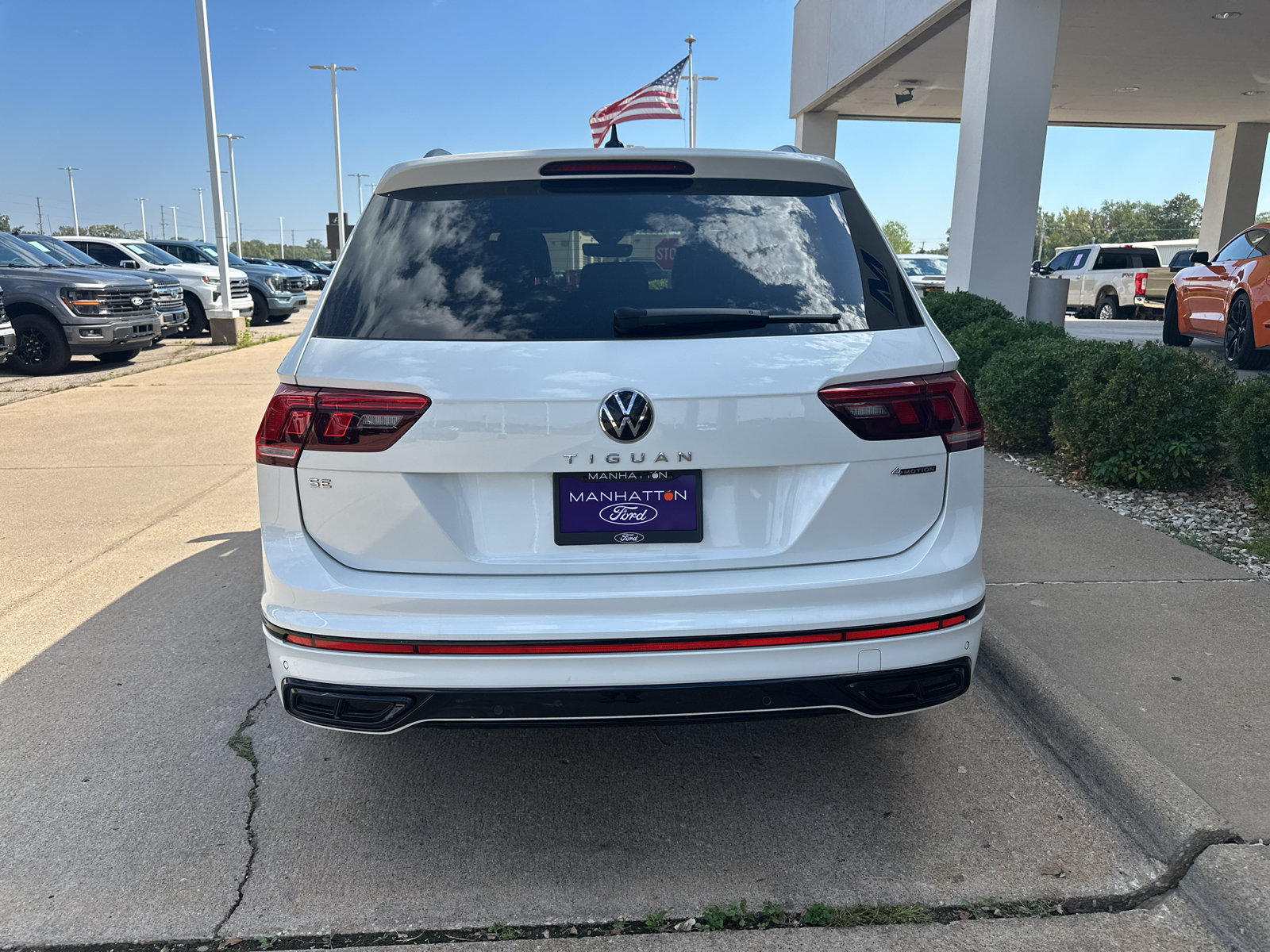 Used 2024 Volkswagen Tiguan SE R-Line AWD/4WD image 13