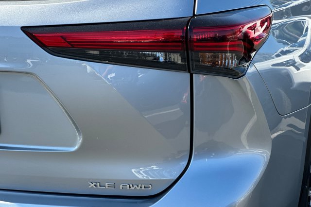 Used 2023 Toyota Highlander XLE AWD/4WD image 32