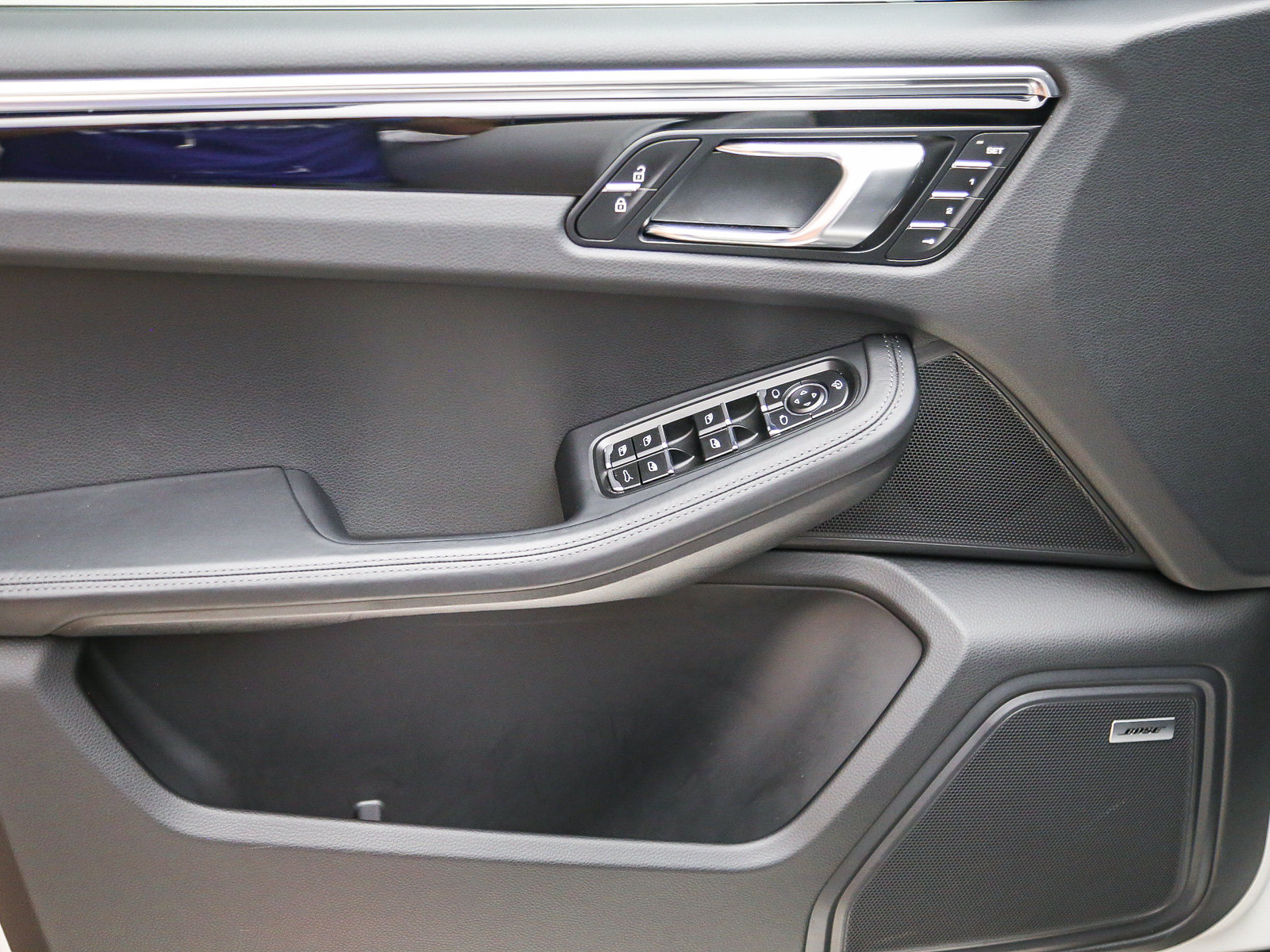 Certified 2025 Porsche Macan Turbo AWD/4WD image 27