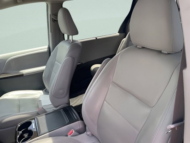 Used 2018 Toyota Sienna XLE w/ XLE Navigation Package AWD/4WD image 18