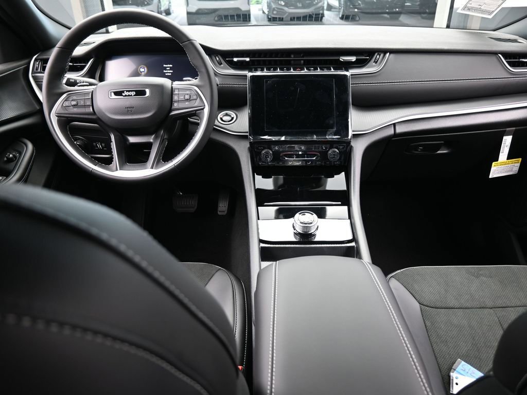 New 2025 Jeep Grand Cherokee Altitude image 30