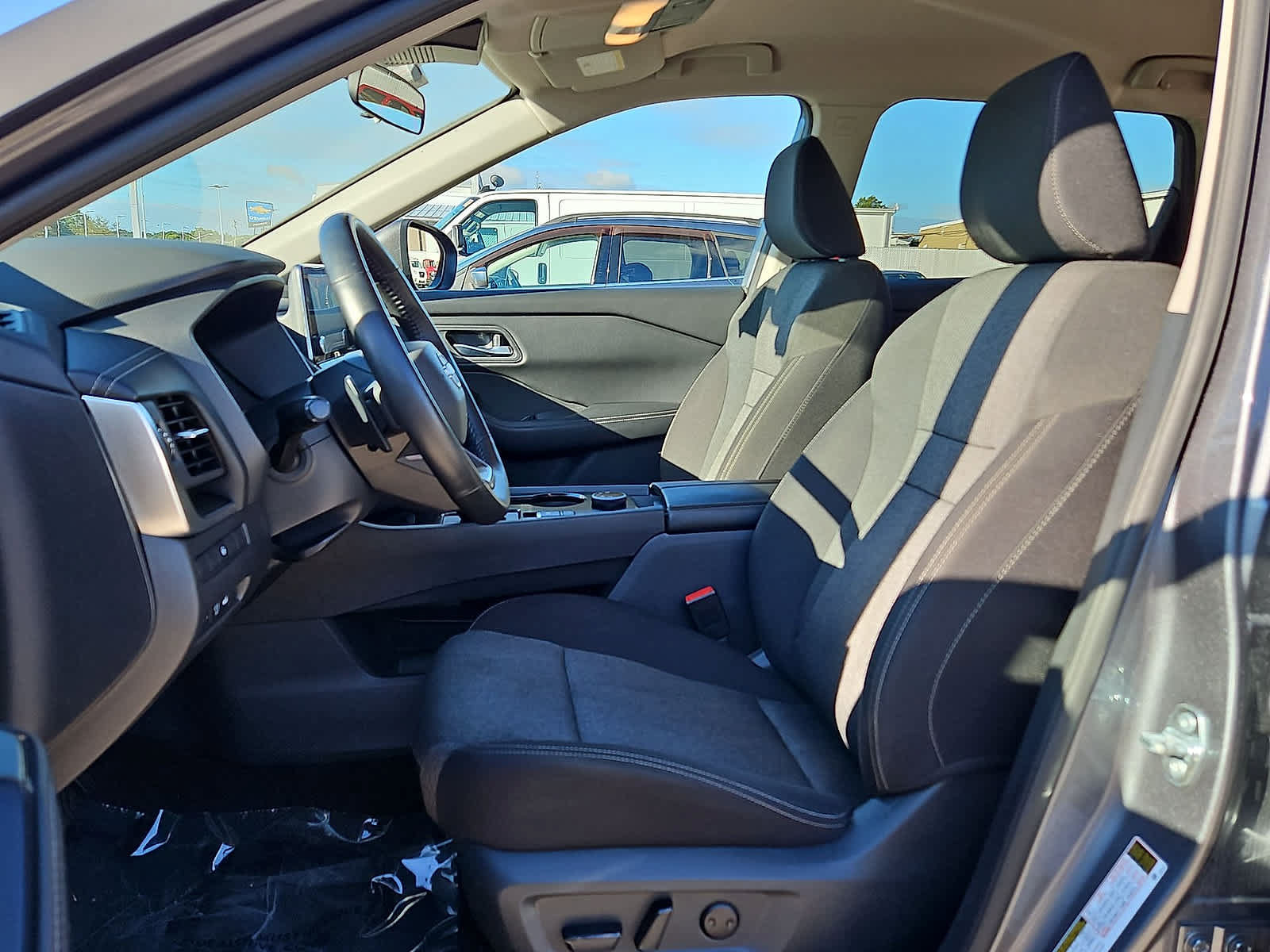 Used 2025 Nissan Rogue SV AWD/4WD image 24