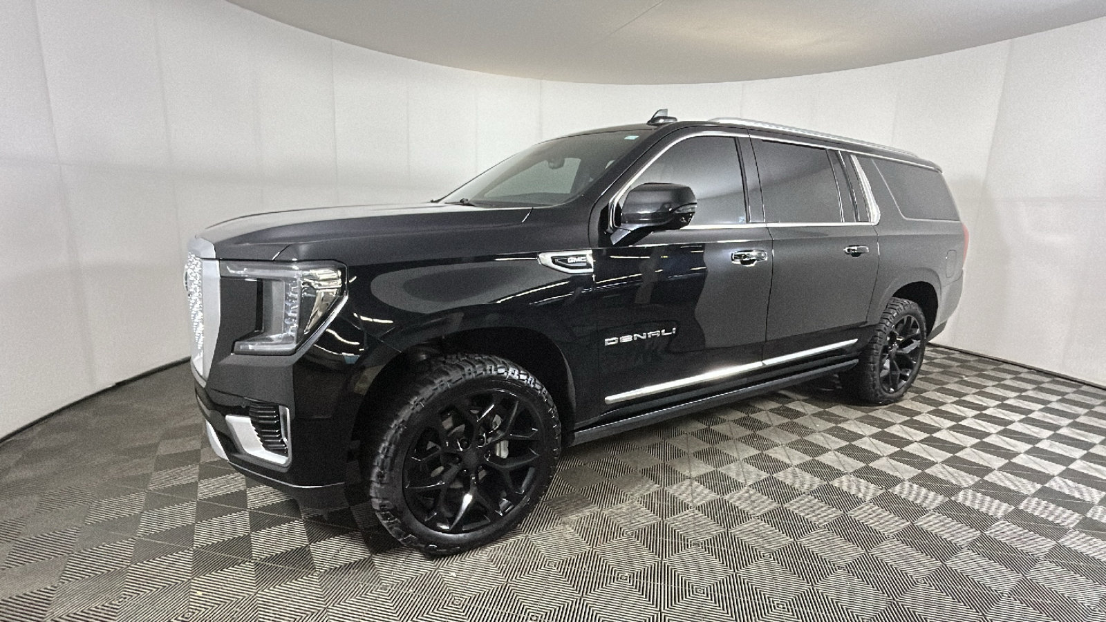 Used 2024 GMC Yukon XL Denali w/ Denali Reserve Package AWD/4WD image 8