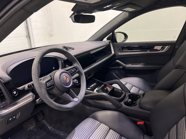 Used 2024 Porsche Cayenne Coupe image 32