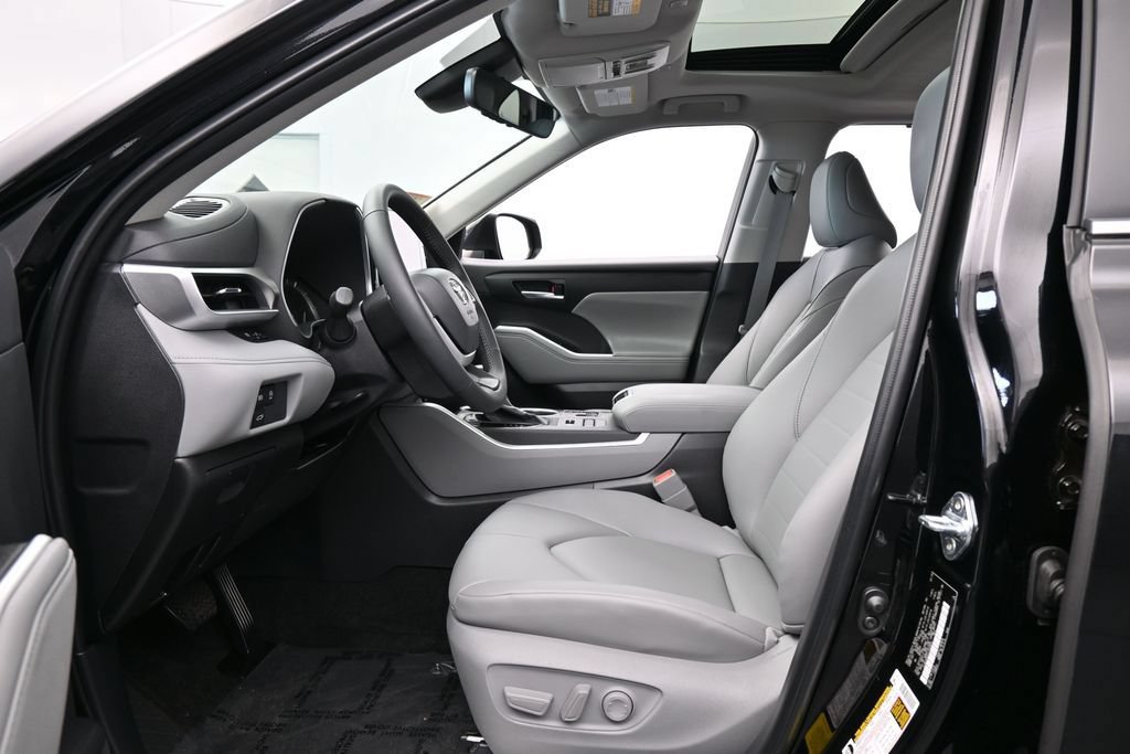 Used 2026 Toyota Highlander XLE AWD/4WD image 12
