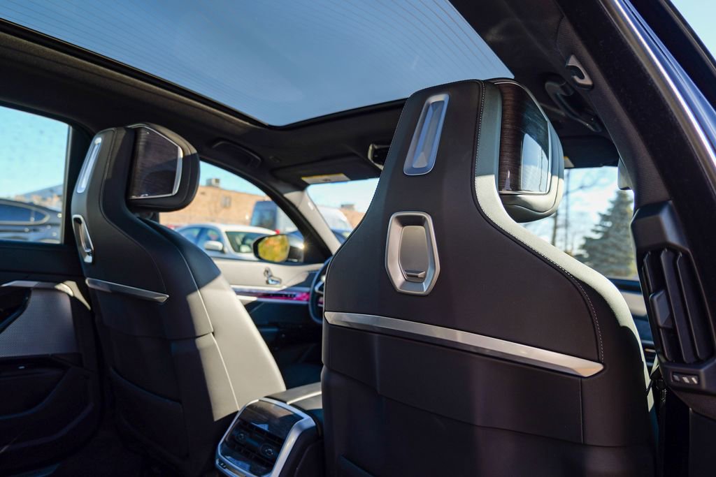 Used 2023 BMW 740i w/ Parking Assistance Package image 35