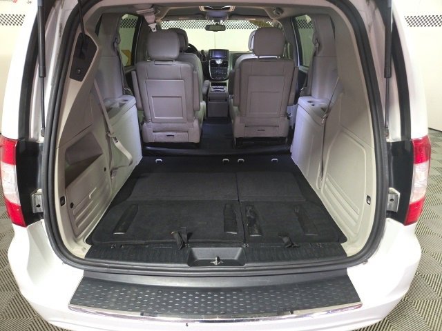 Used 2015 Chrysler Town & Country Touring image 11