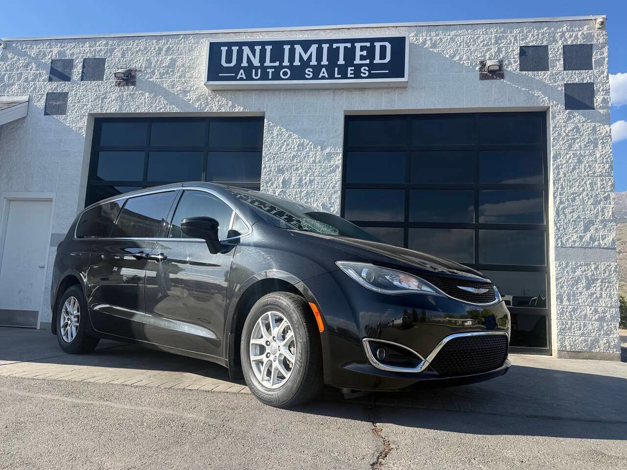 Used 2017 Chrysler Pacifica Touring Plus FWD image 2