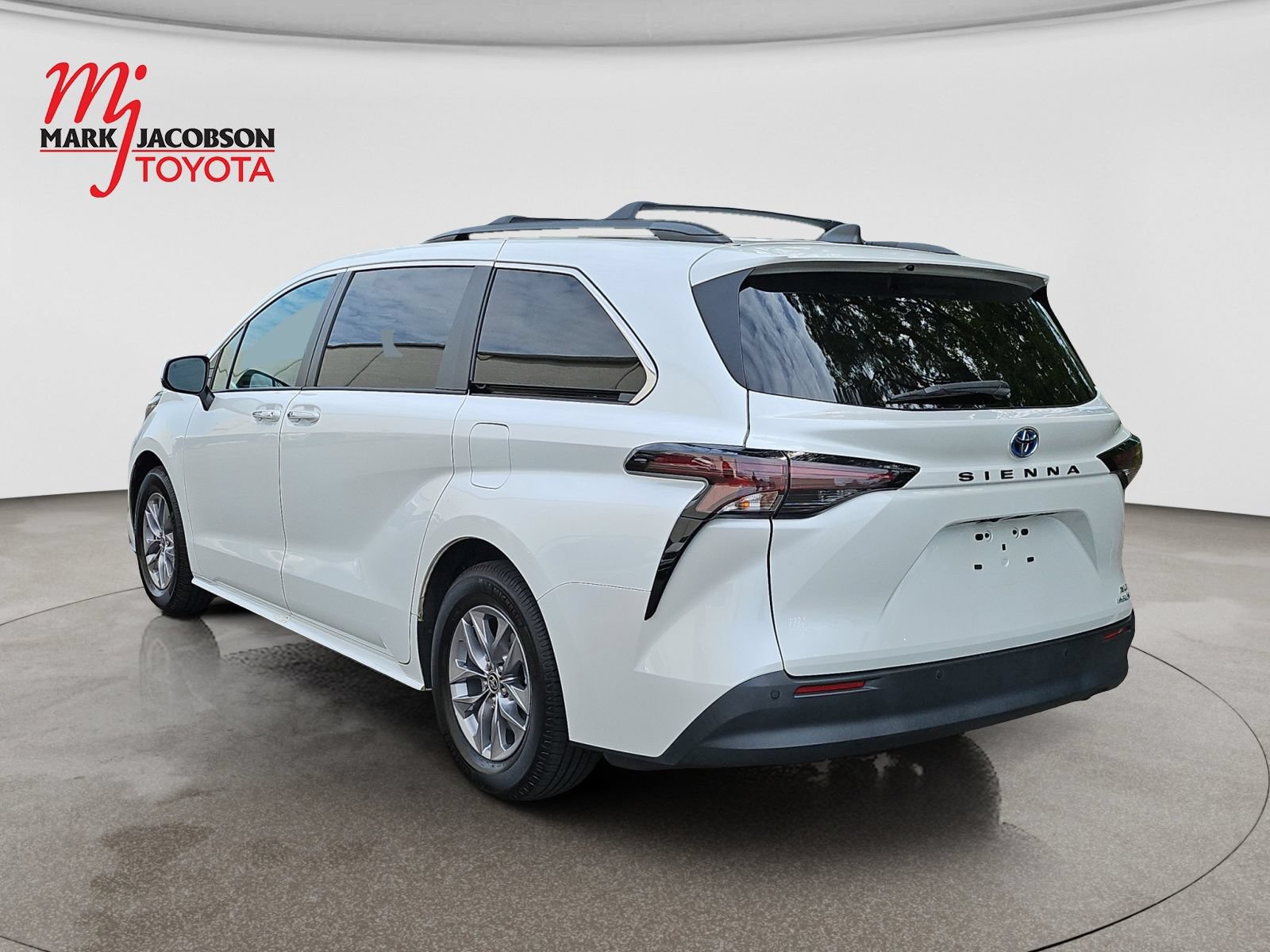 Used 2023 Toyota Sienna XLE FWD image 14