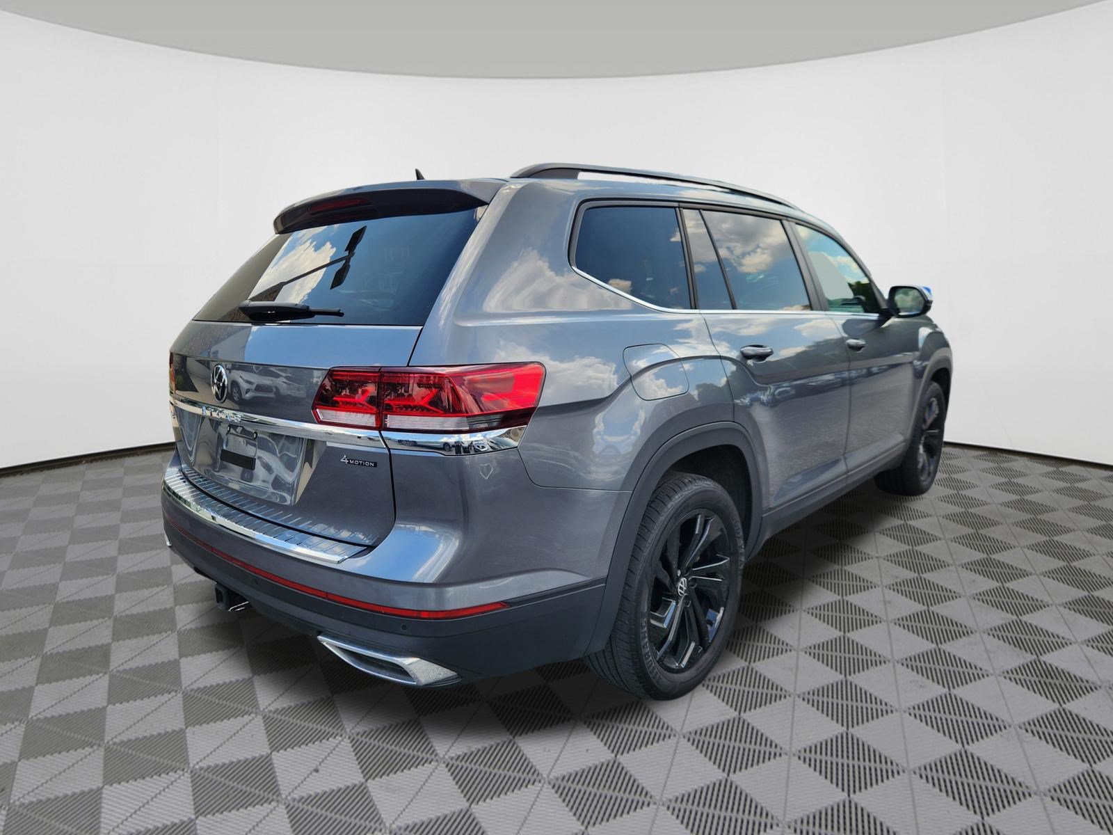 Certified 2023 Volkswagen Atlas SE w/ Black Wheel Package AWD/4WD image 4