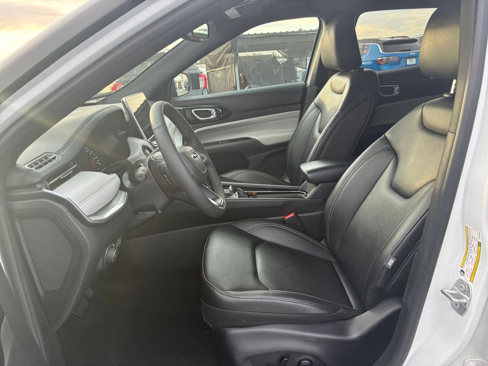 Used 2025 Jeep Compass Limited image 28