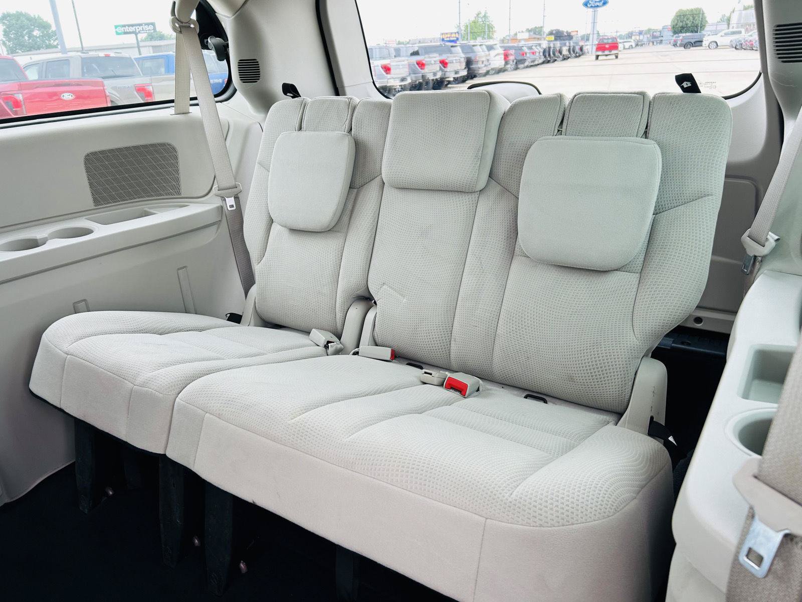 Used 2016 Dodge Grand Caravan American Value Package w/ UConnect Hands-Free Group FWD image 18