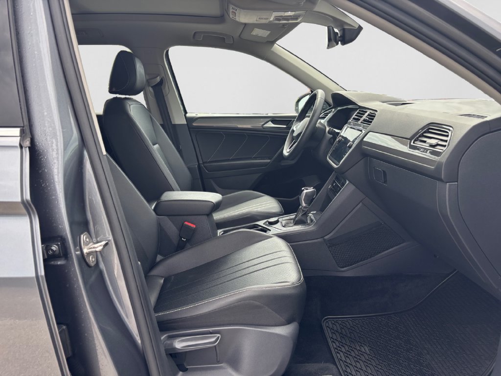 Used 2023 Volkswagen Tiguan SE AWD/4WD image 15