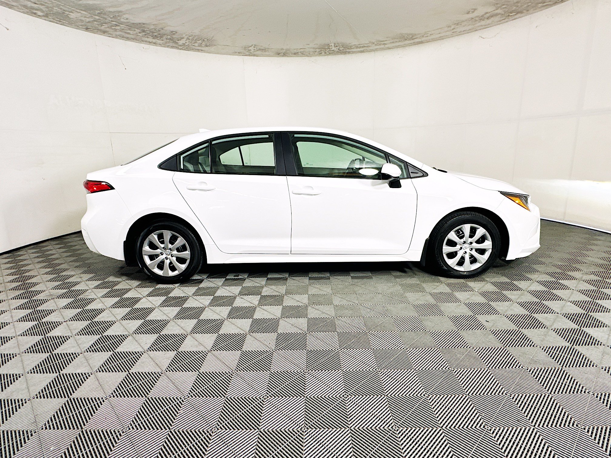 Used 2025 Toyota Corolla LE FWD image 2
