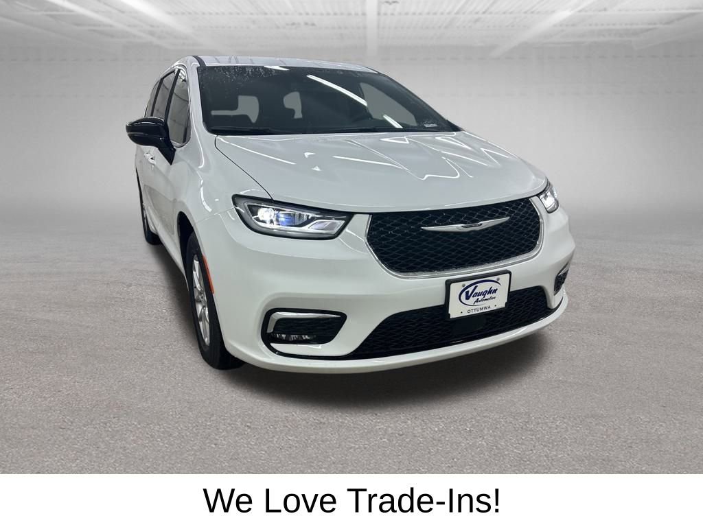 New 2026 Chrysler Pacifica Select image 2