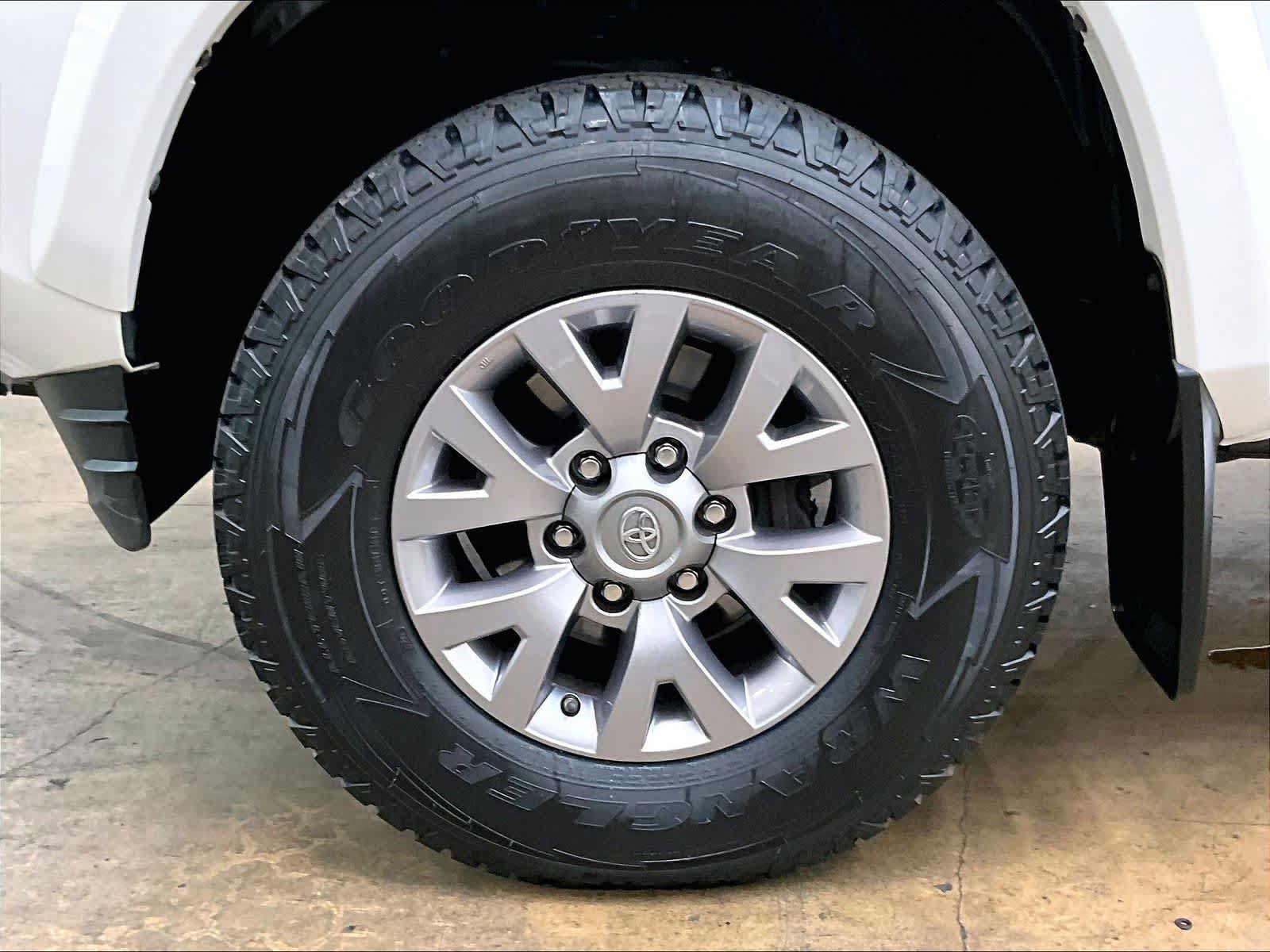 Used 2017 Toyota Tacoma SR5 w/ Tow Package RWD image 14