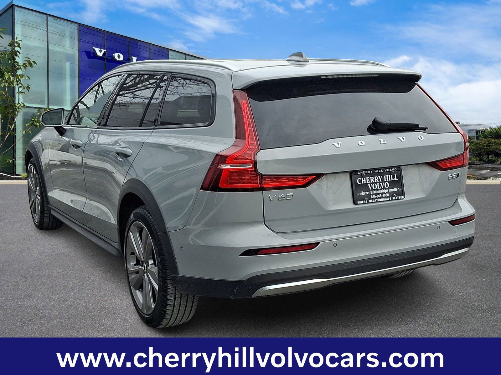 Certified 2025 Volvo V60 B5 Cross Country Plus image 5