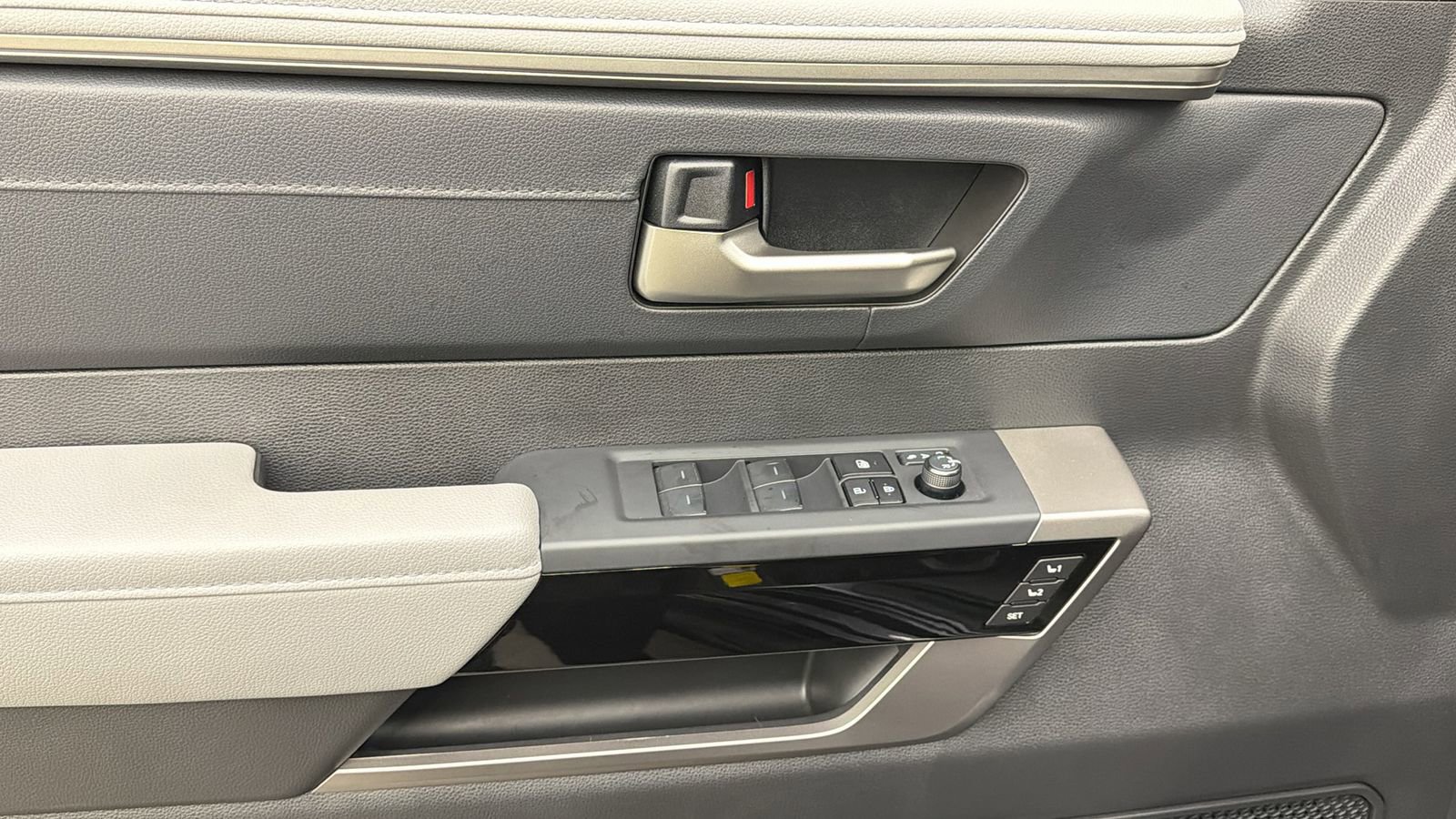 Used 2025 Toyota Tundra Limited image 30