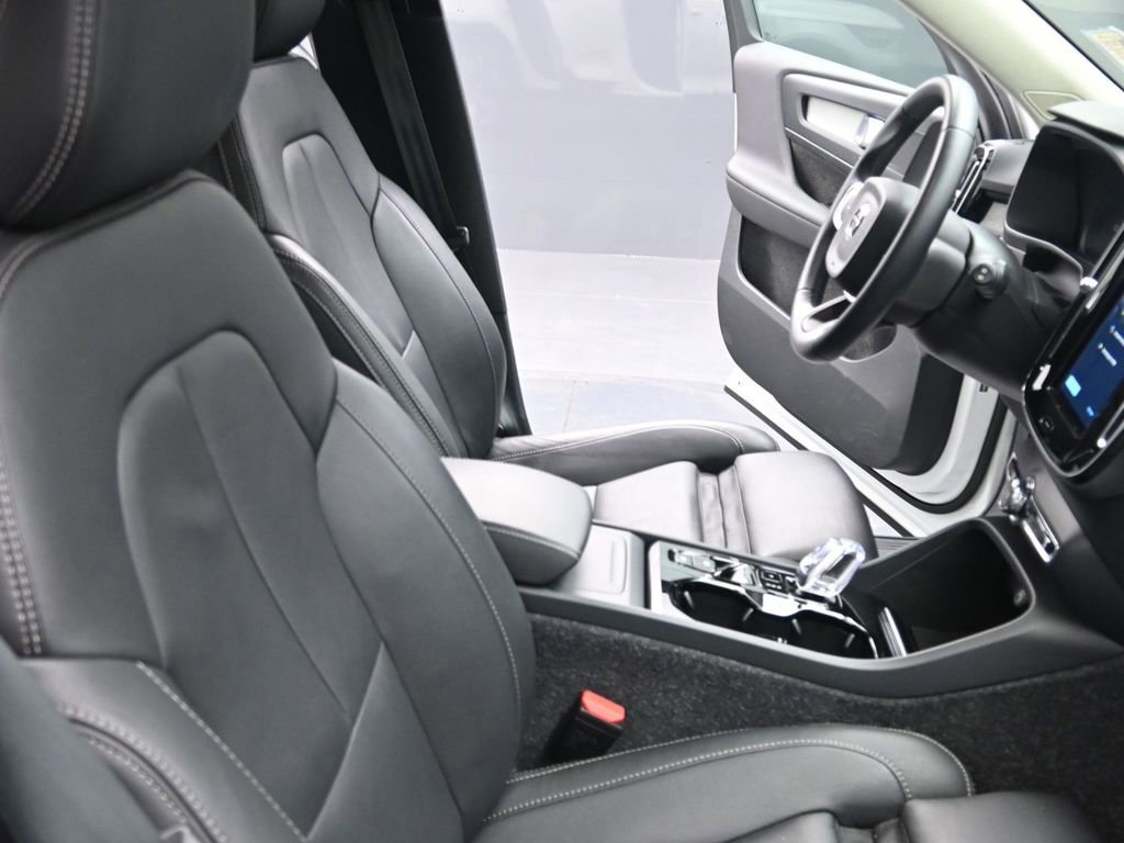 Used 2025 Volvo XC40 B5 Plus image 17