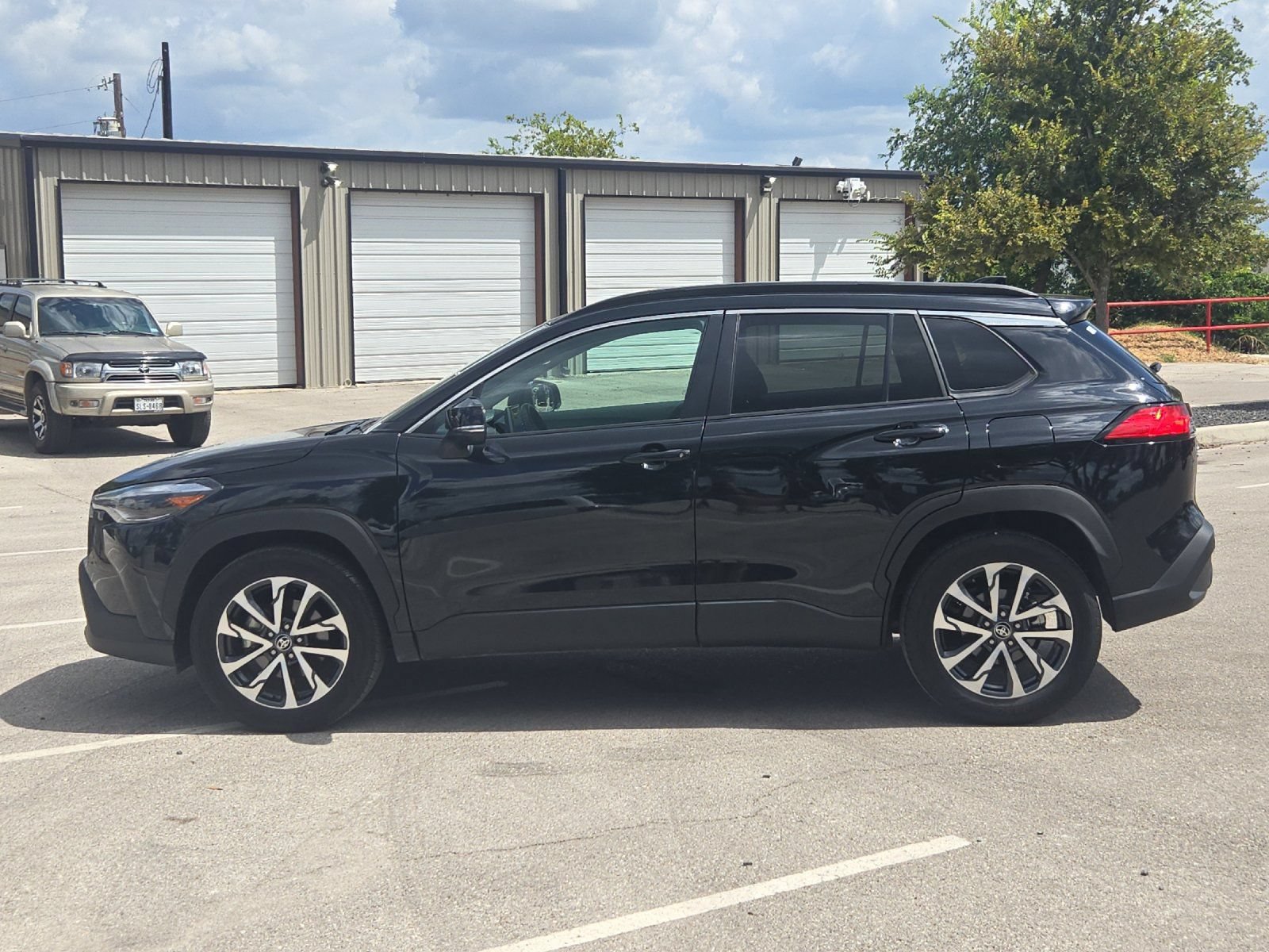 Certified 2025 Toyota Corolla Cross XLE FWD image 2