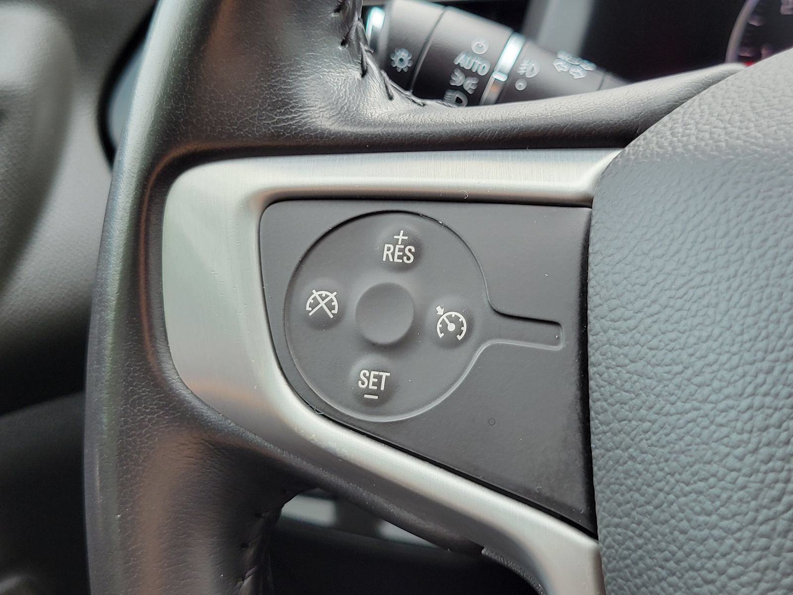 Used 2020 GMC Acadia SLT w/ Trailering Package FWD image 16