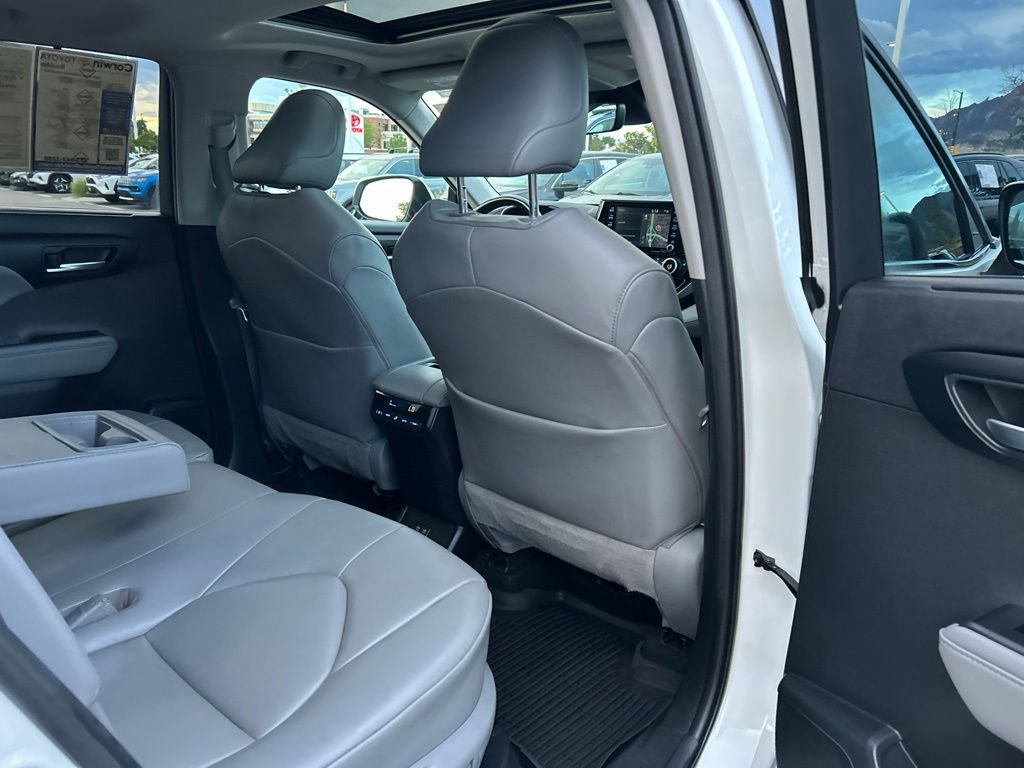 Used 2020 Toyota Highlander XLE AWD/4WD image 15