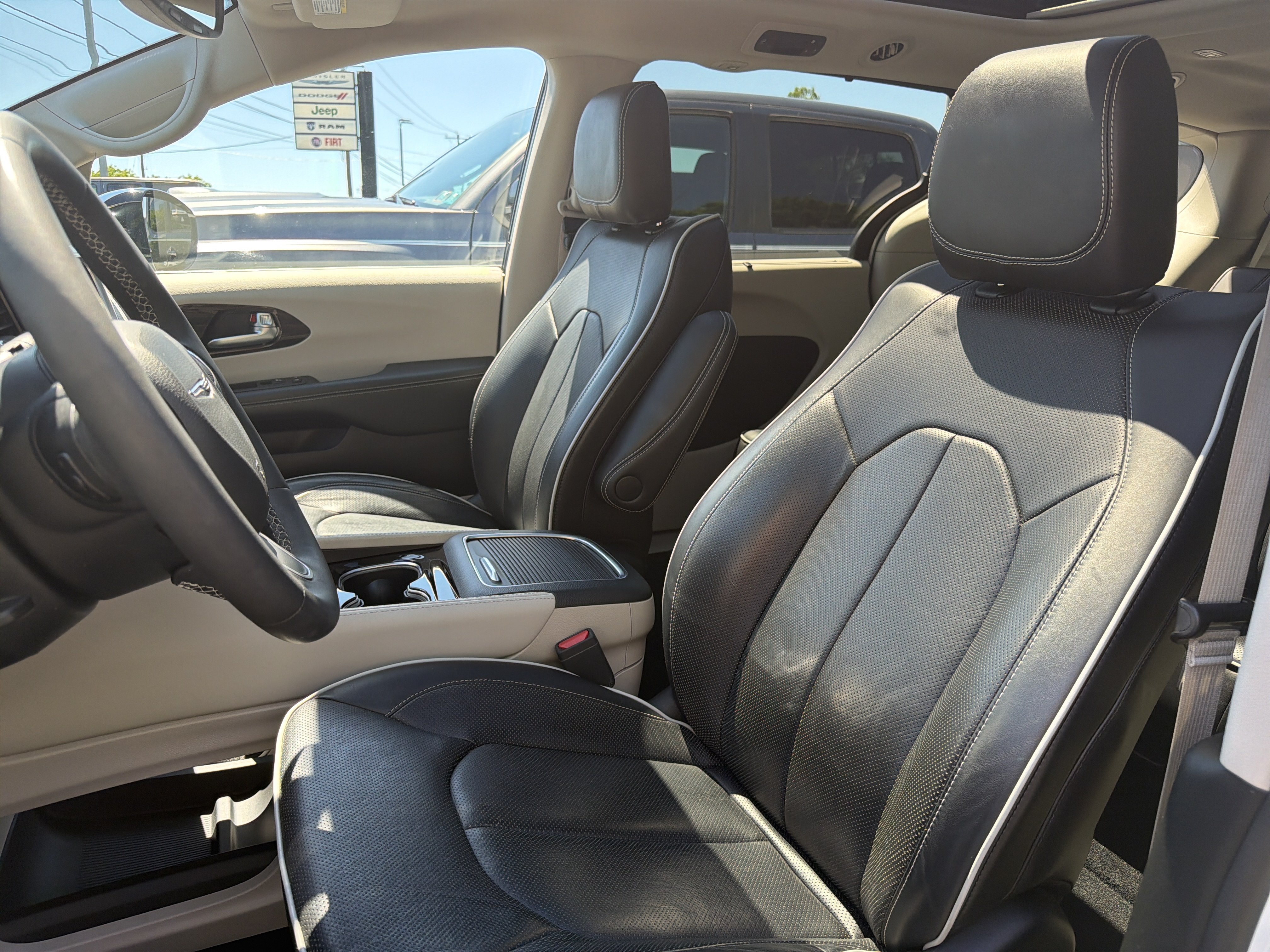 Used 2023 Chrysler Pacifica Limited FWD image 16
