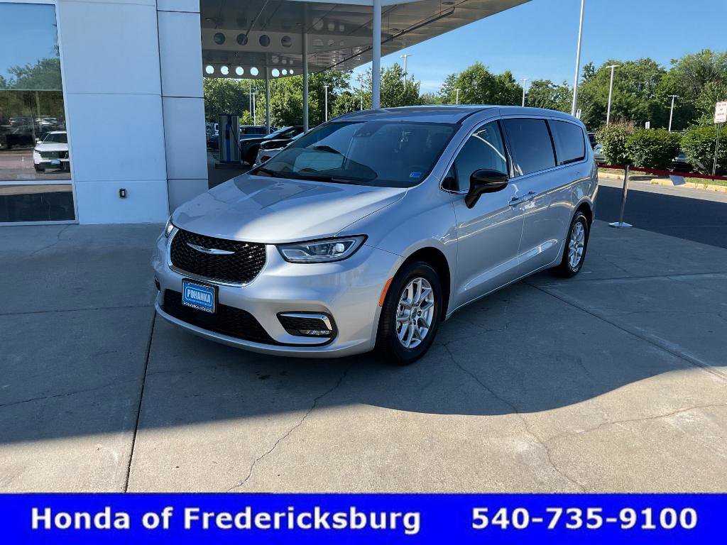 Used 2024 Chrysler Pacifica Touring-L FWD image 1