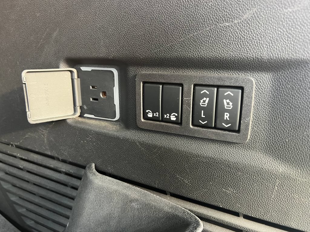 Used 2023 GMC Yukon AT4 w/ AT4 Premium Package AWD/4WD image 21