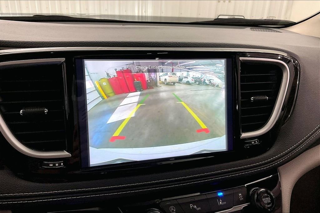 Used 2023 Chrysler Pacifica Limited FWD image 21