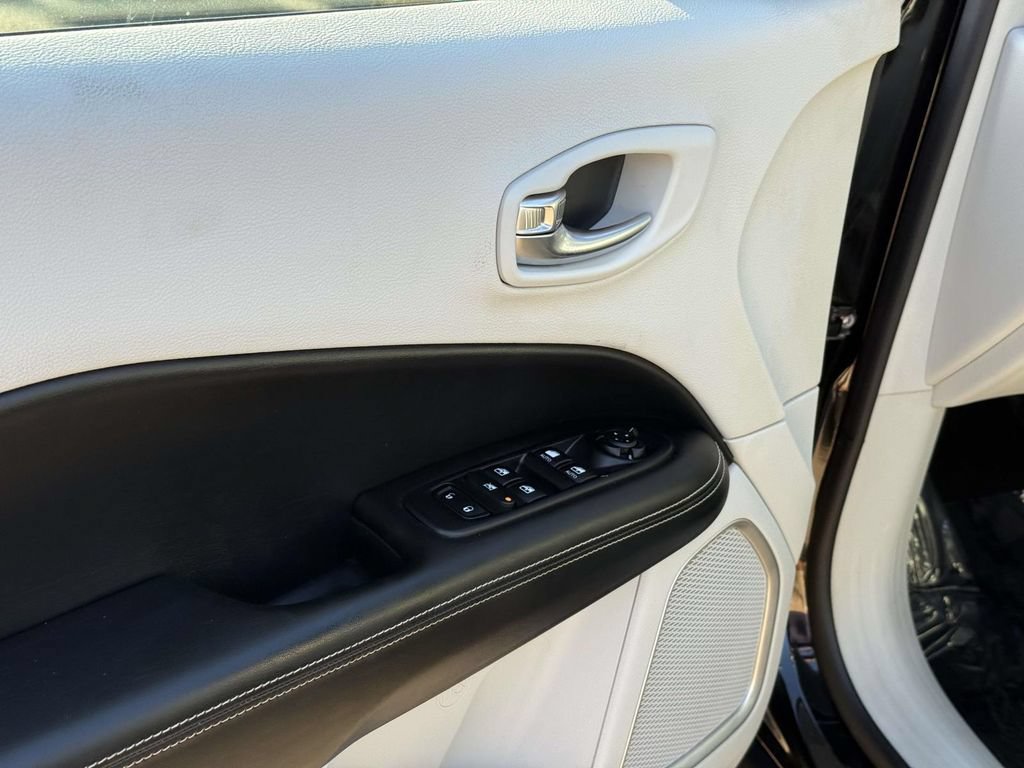 Used 2019 Jeep Compass Latitude FWD image 33