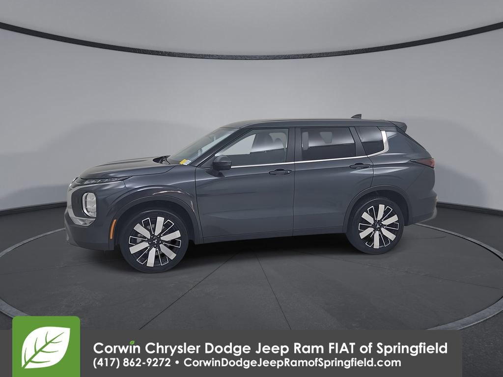 Used 2025 Mitsubishi Outlander SE image 8