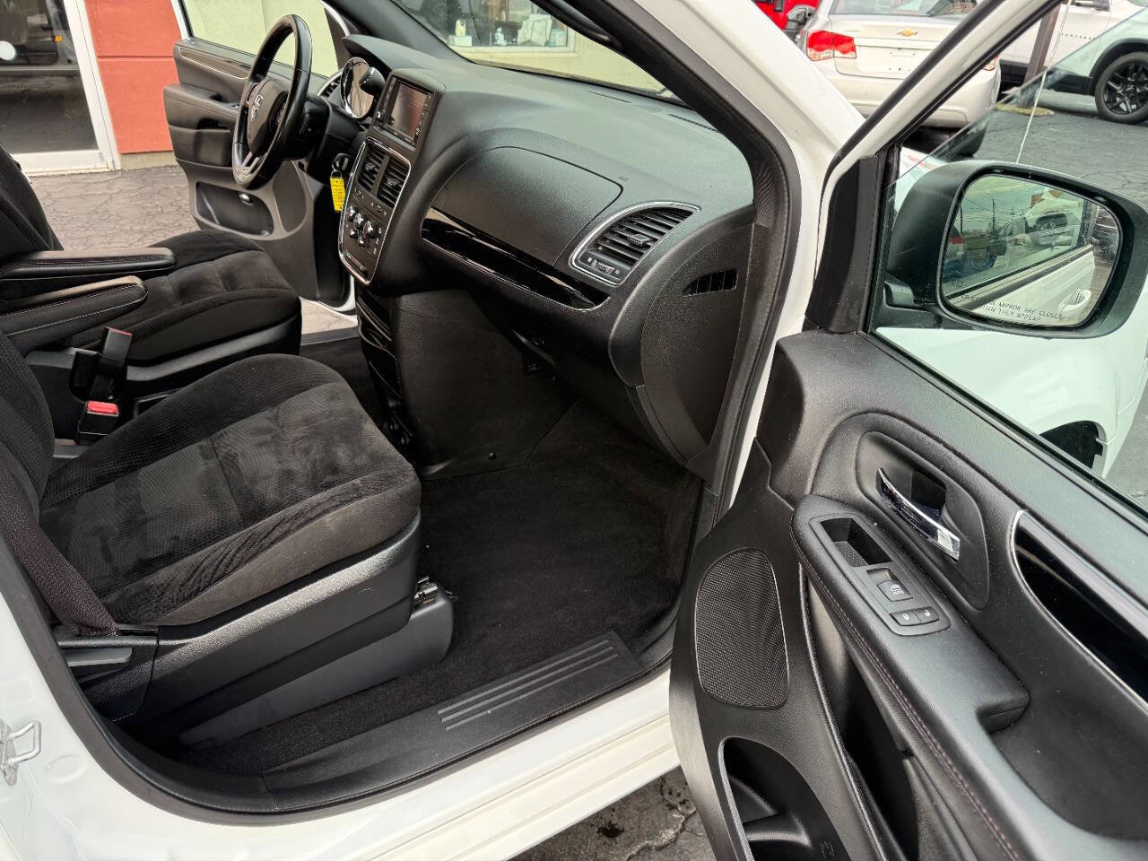 Used 2020 Dodge Grand Caravan SE FWD image 17