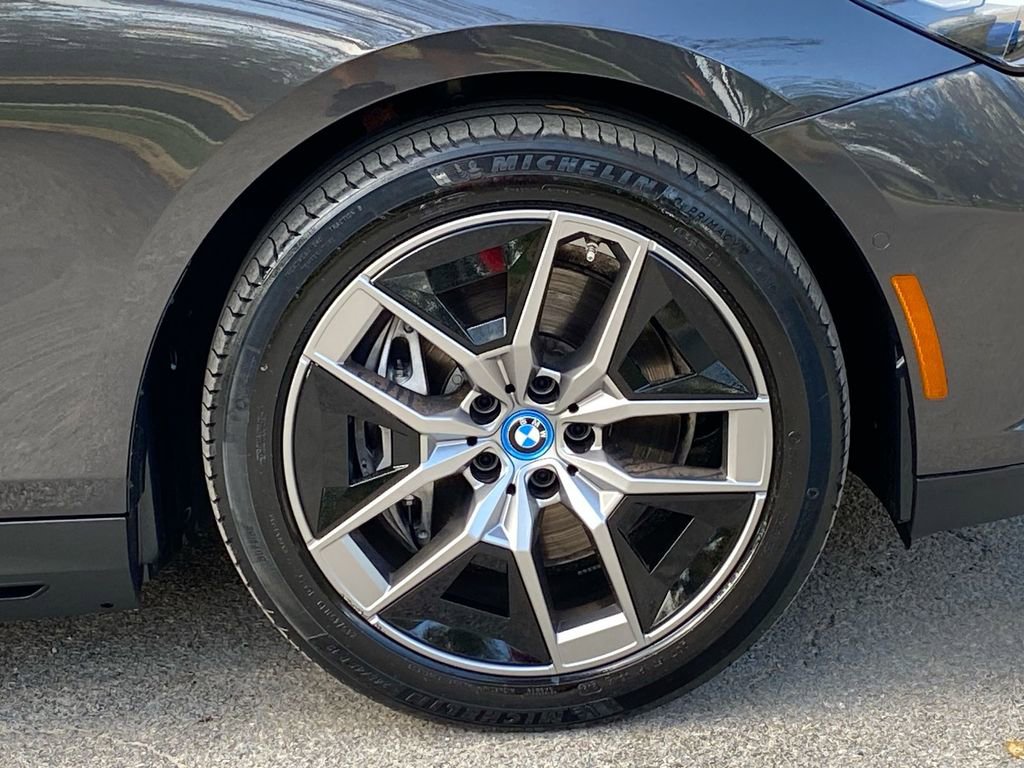 Used 2025 BMW i5 eDrive40i w/ Premium Package image 9