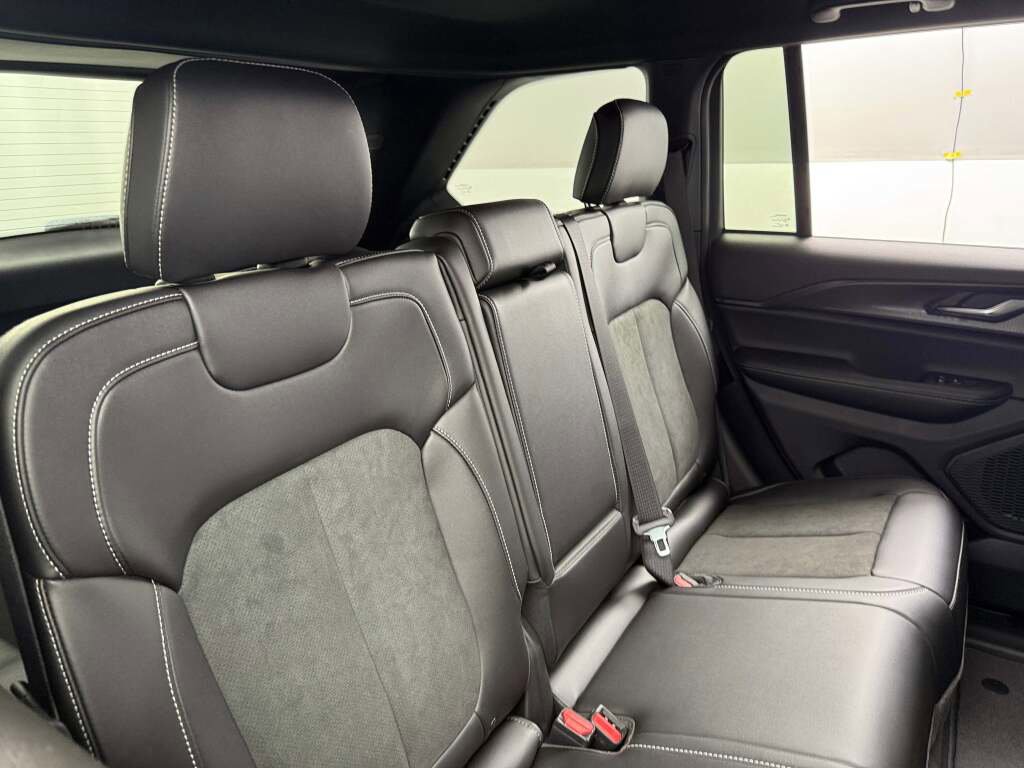 New 2025 Jeep Grand Cherokee Altitude image 19